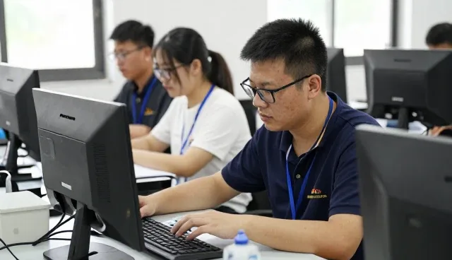 户外场地中的教育软件应用开发优势展示